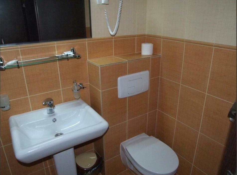 Plaisir Hotel Ploiesti Ngoại thất bức ảnh