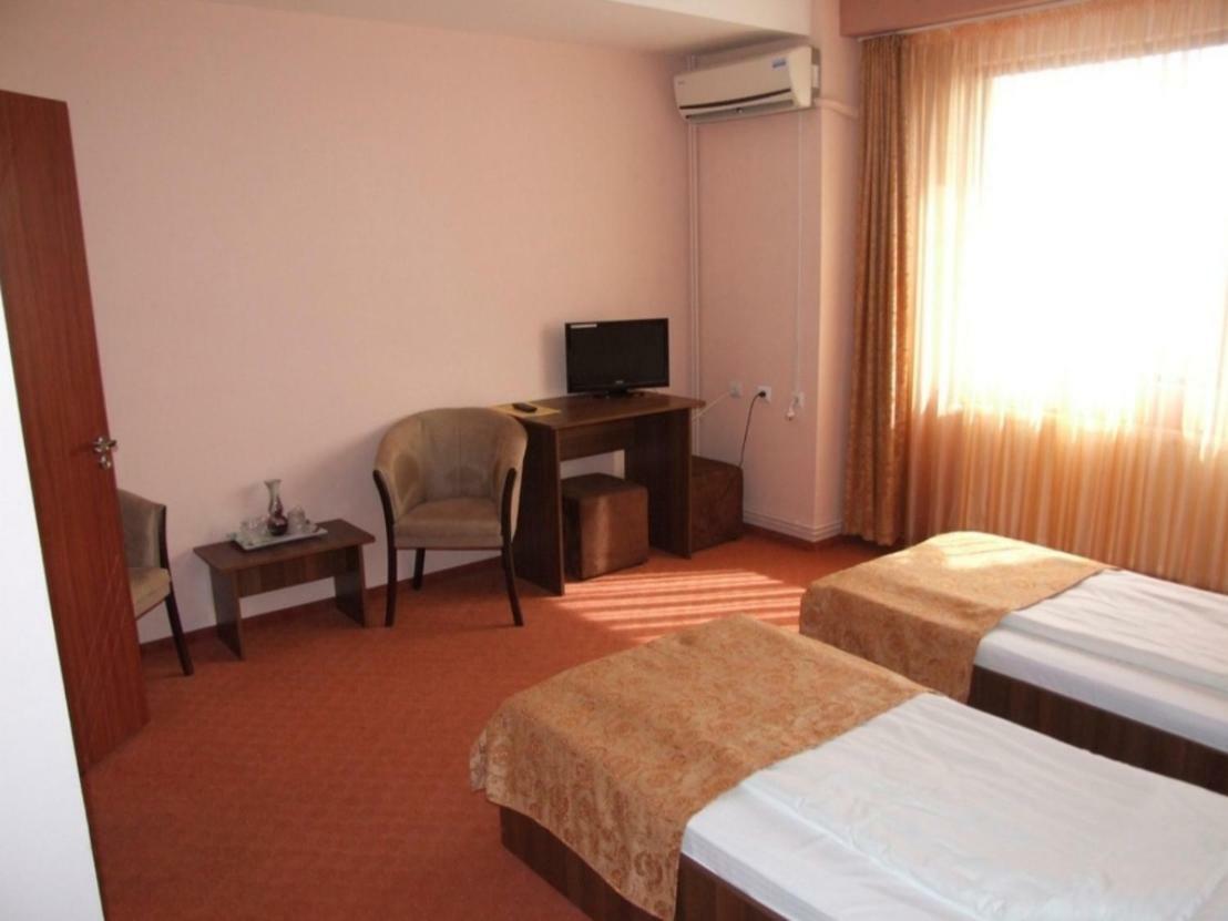 Plaisir Hotel Ploiesti Ngoại thất bức ảnh