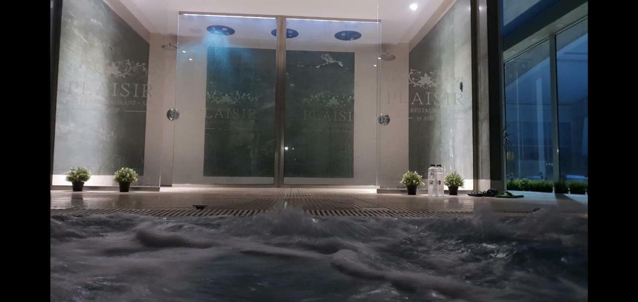 Plaisir Hotel Ploiesti Ngoại thất bức ảnh